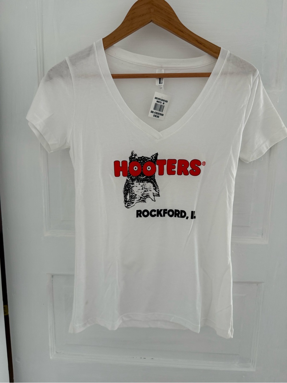 NWT Hooters logo v neck t shirt short sleeve